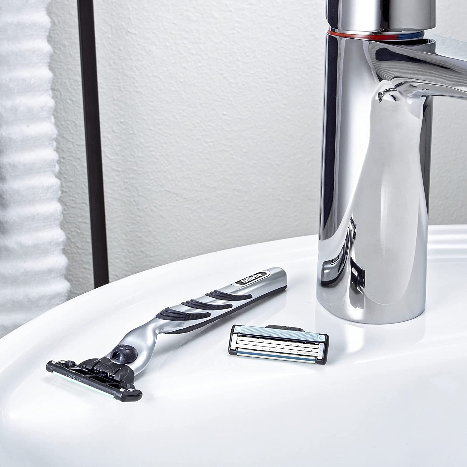 Men's Razor with Handle and Blade Refill C80658